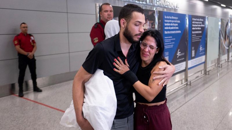 শরণার্থীদের হাতকড়া পরিয়ে দেশে ফেরত পাঠাল যুক্তরাষ্ট্র, ব্রাজিলের ক্ষোভ